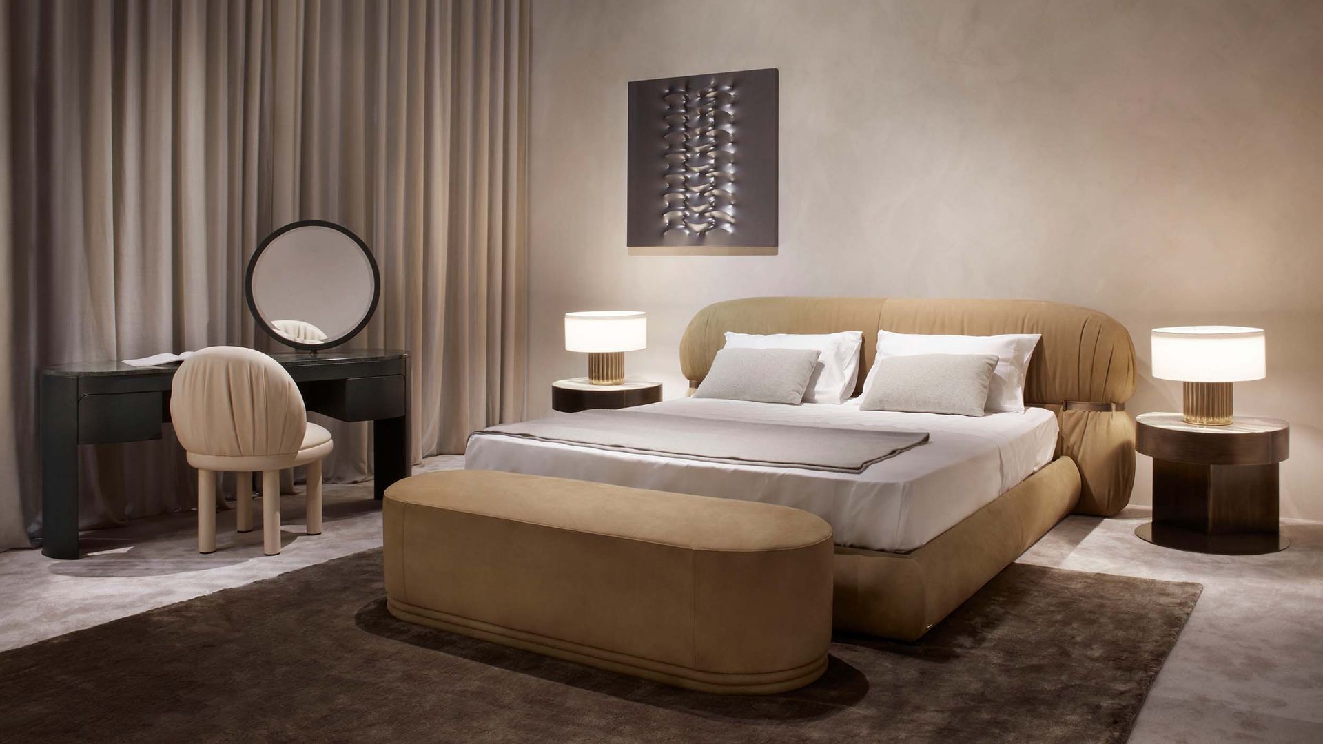 Een slaapkamer met een bed, ladekast, stoel en spiegel.