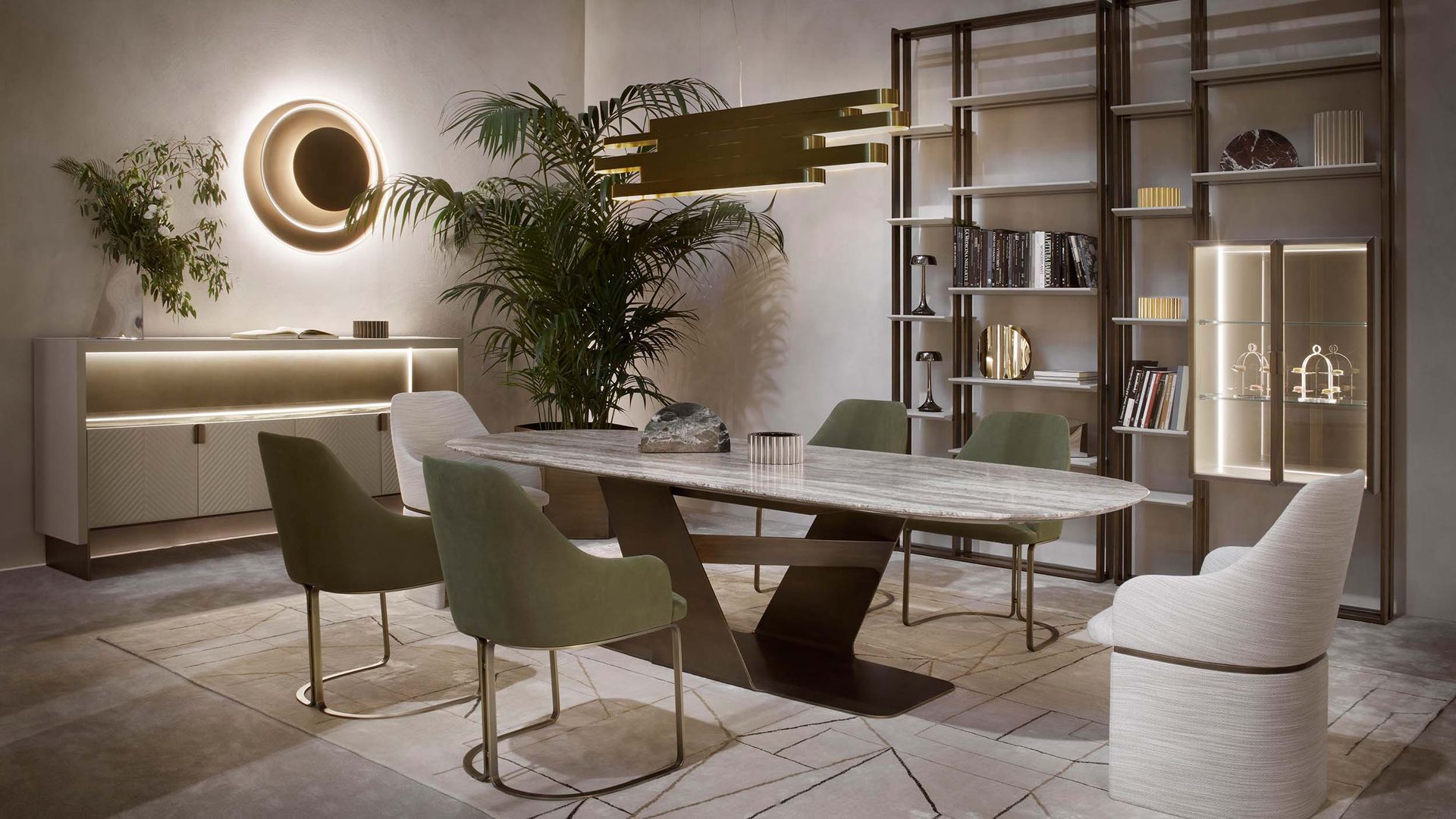Een eetkamer met een tafel, stoelen en een boekenplank.