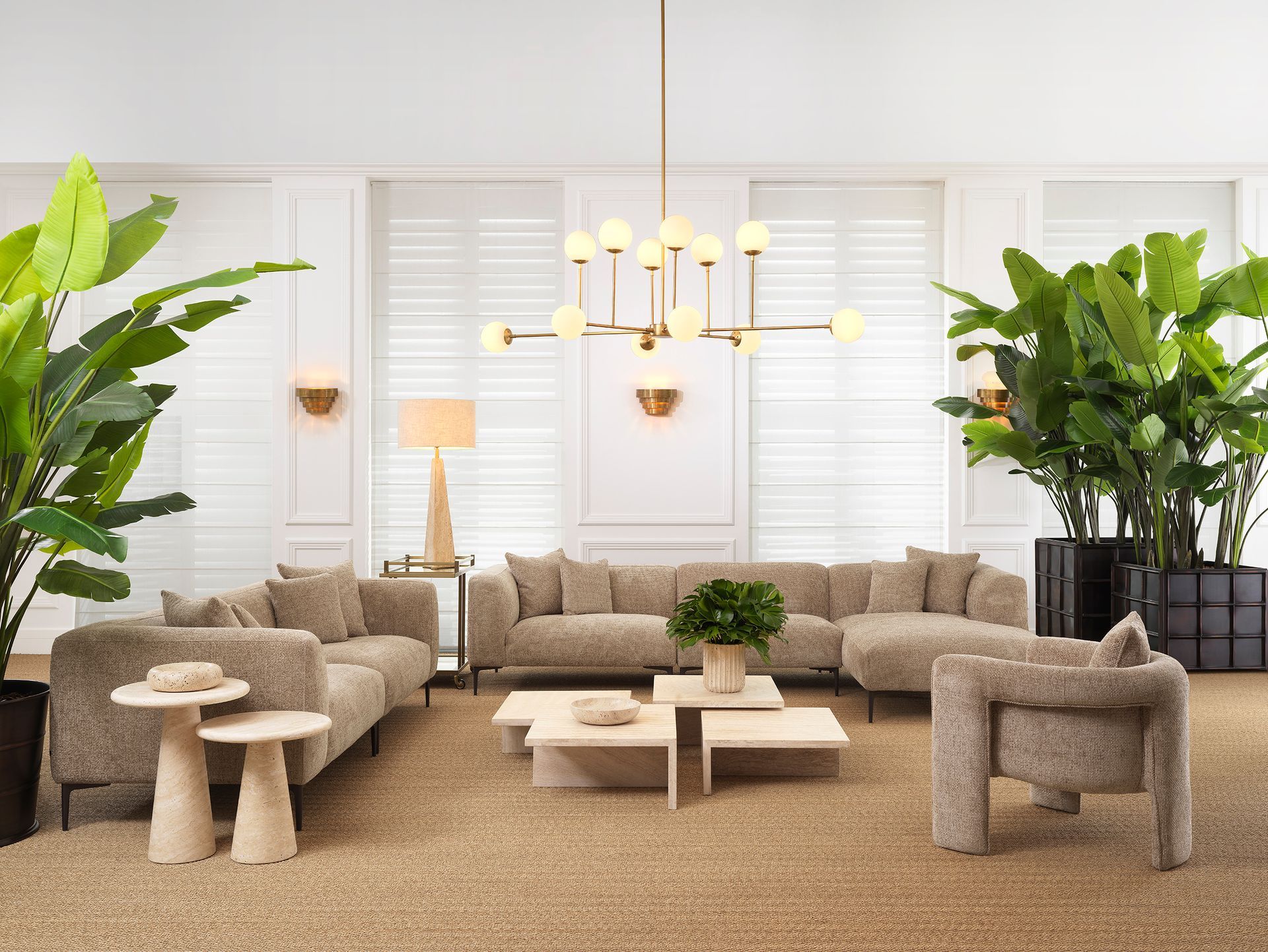 Een woonkamer vol met meubels en planten.