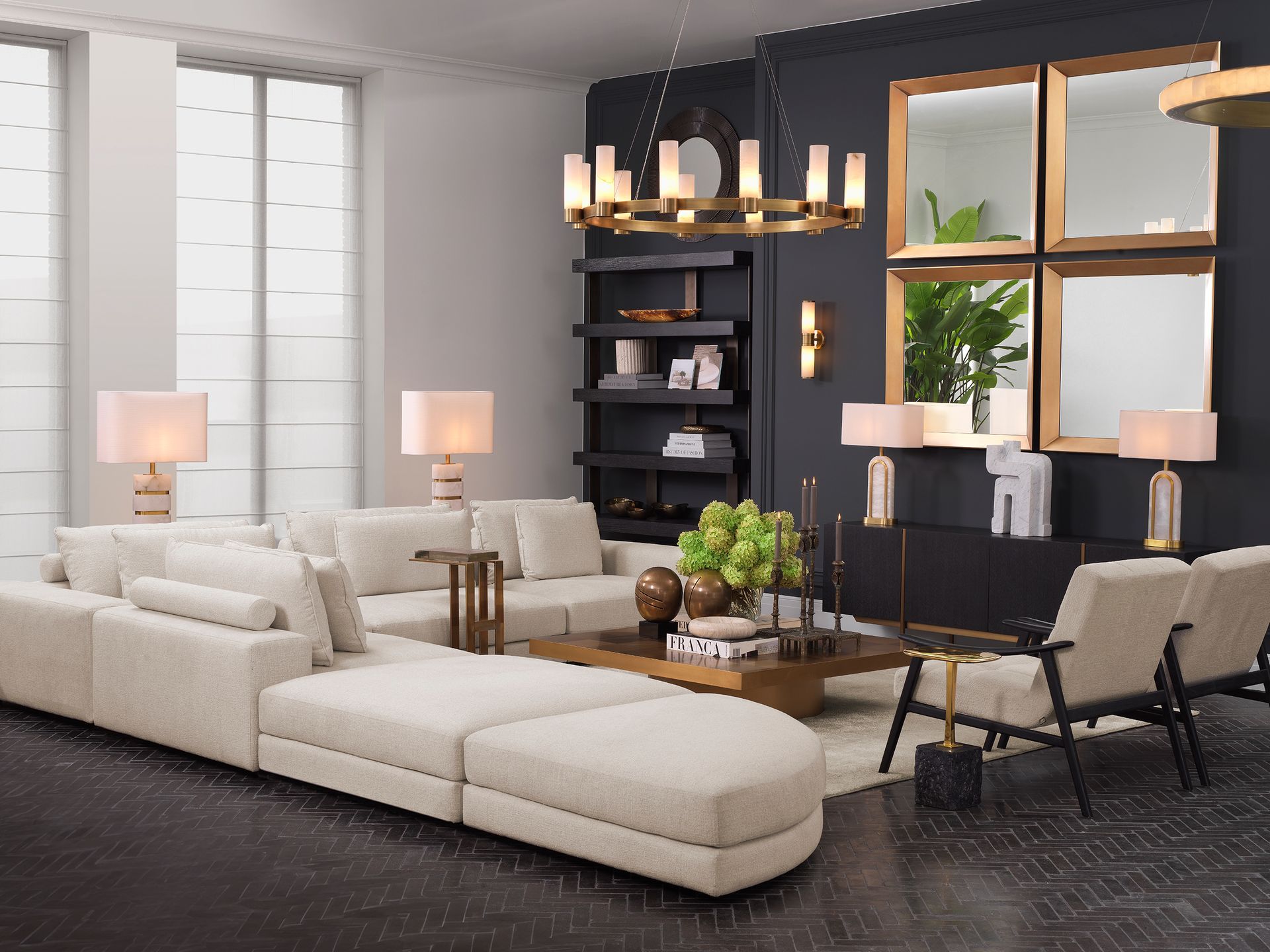 Een woonkamer met een grote bank, stoelen, lampen en spiegels.