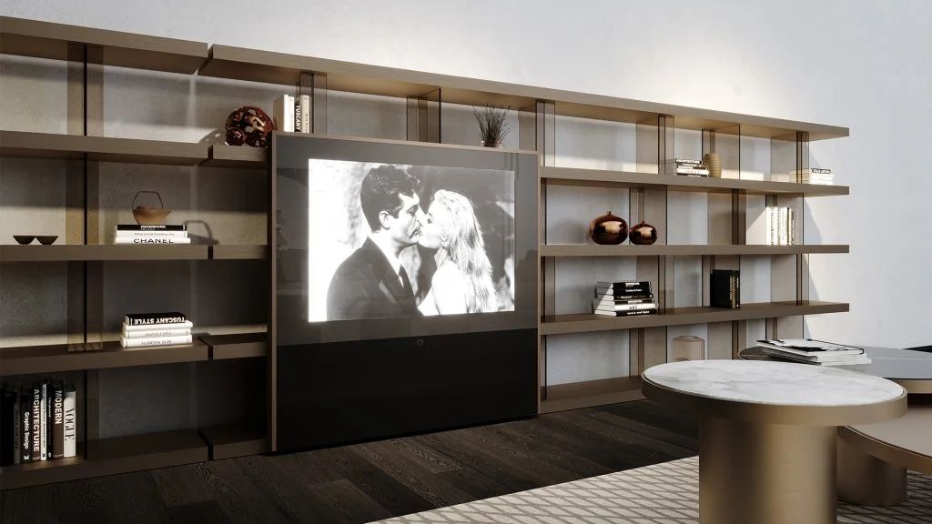 Een woonkamer met een grote flatscreen-tv aan de muur