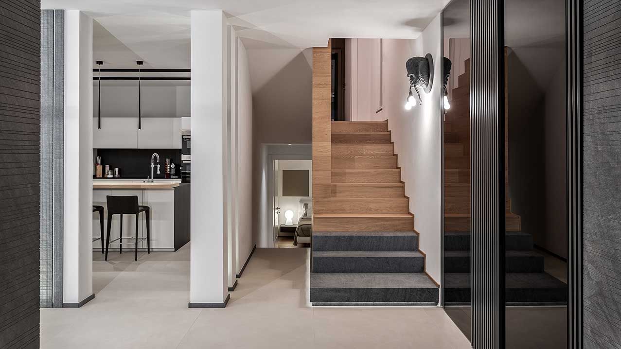 Er is een trap die naar de tweede verdieping van een huis leidt.