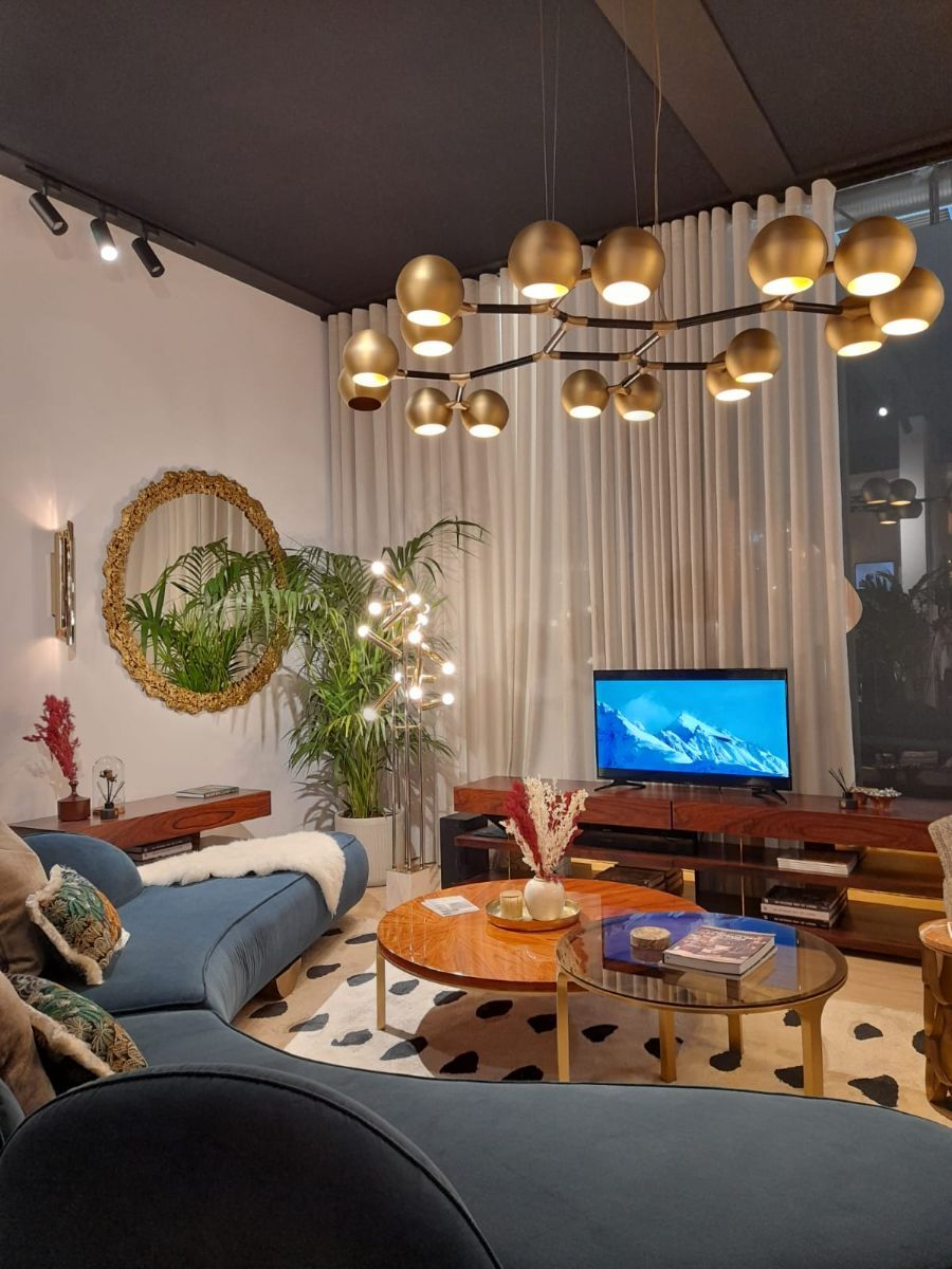 Een woonkamer met een bank, tafel en televisie.