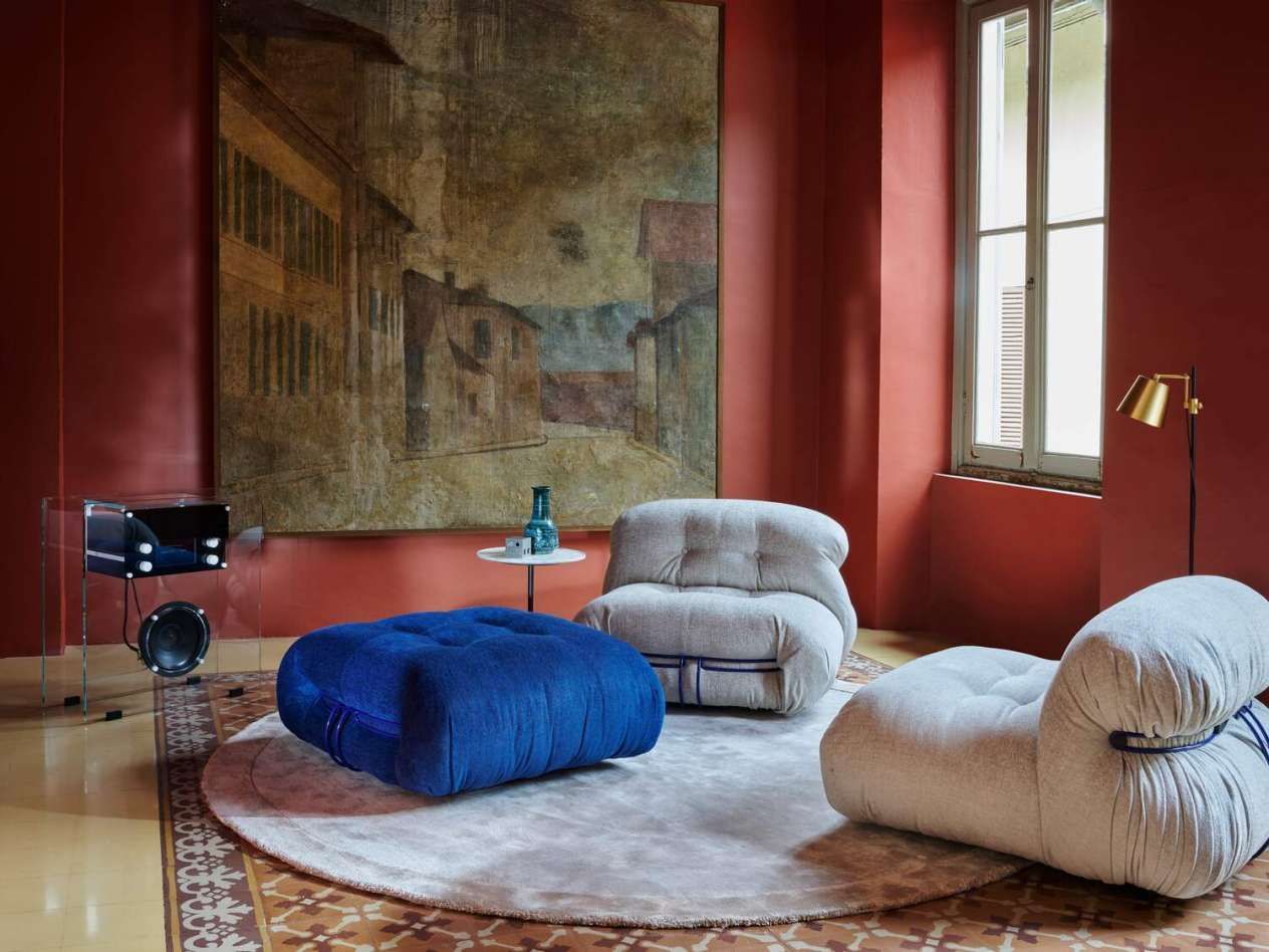 Een woonkamer gevuld met meubels en een groot schilderij aan de muur.