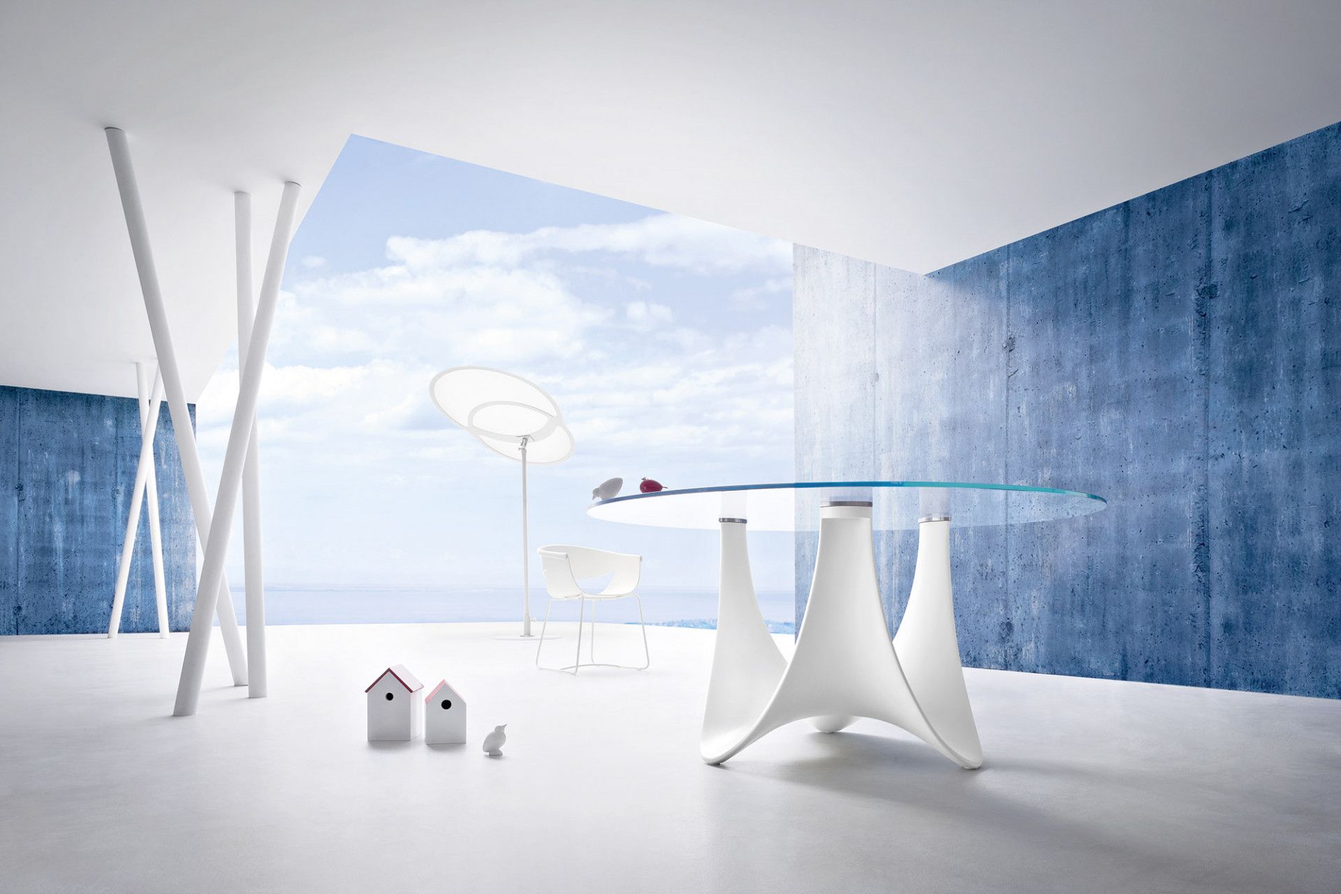 Een witte kamer met een tafel en een blauwe muur