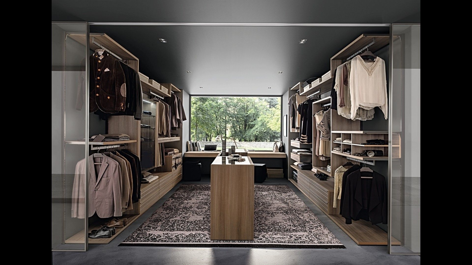 Een inloopkast met een groot raam en veel kleding
