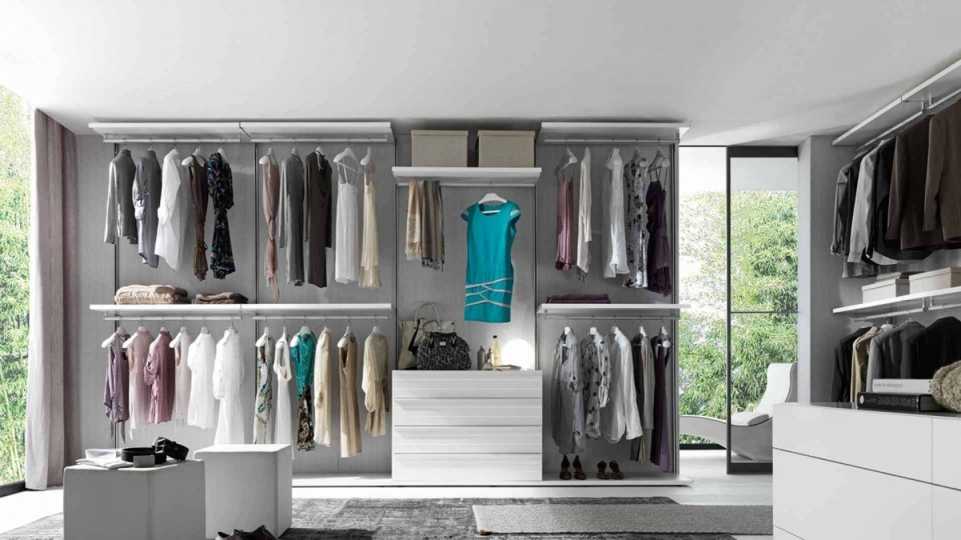 Een grote inloopkast met veel kleding