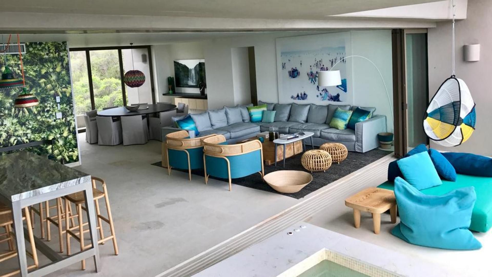 Een woonkamer vol meubels en een zwembad.