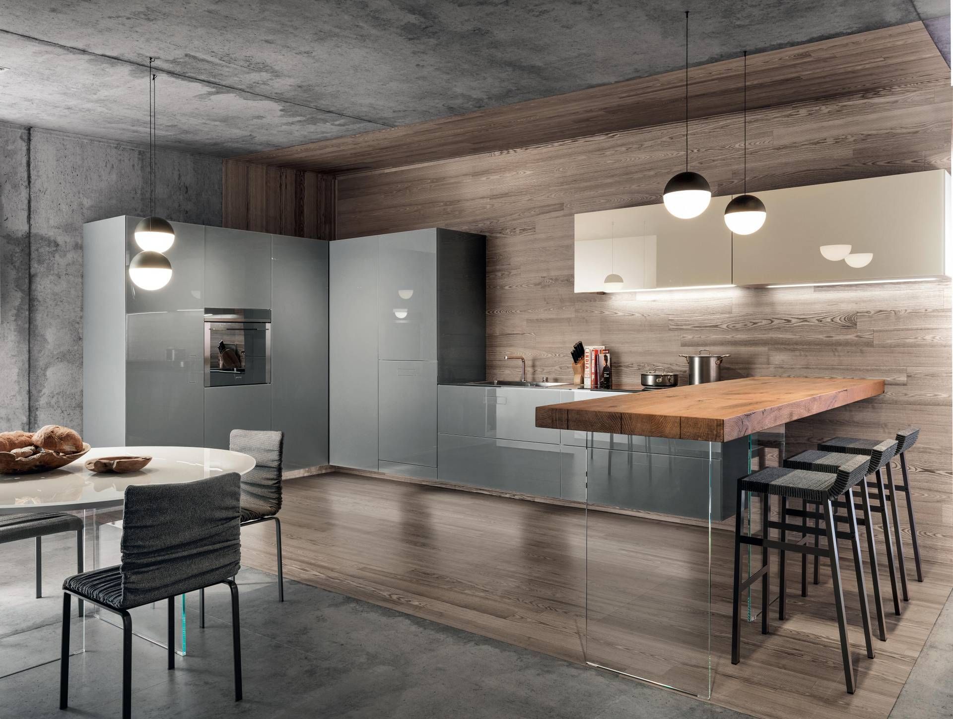 Een keuken met een tafel en stoelen erin