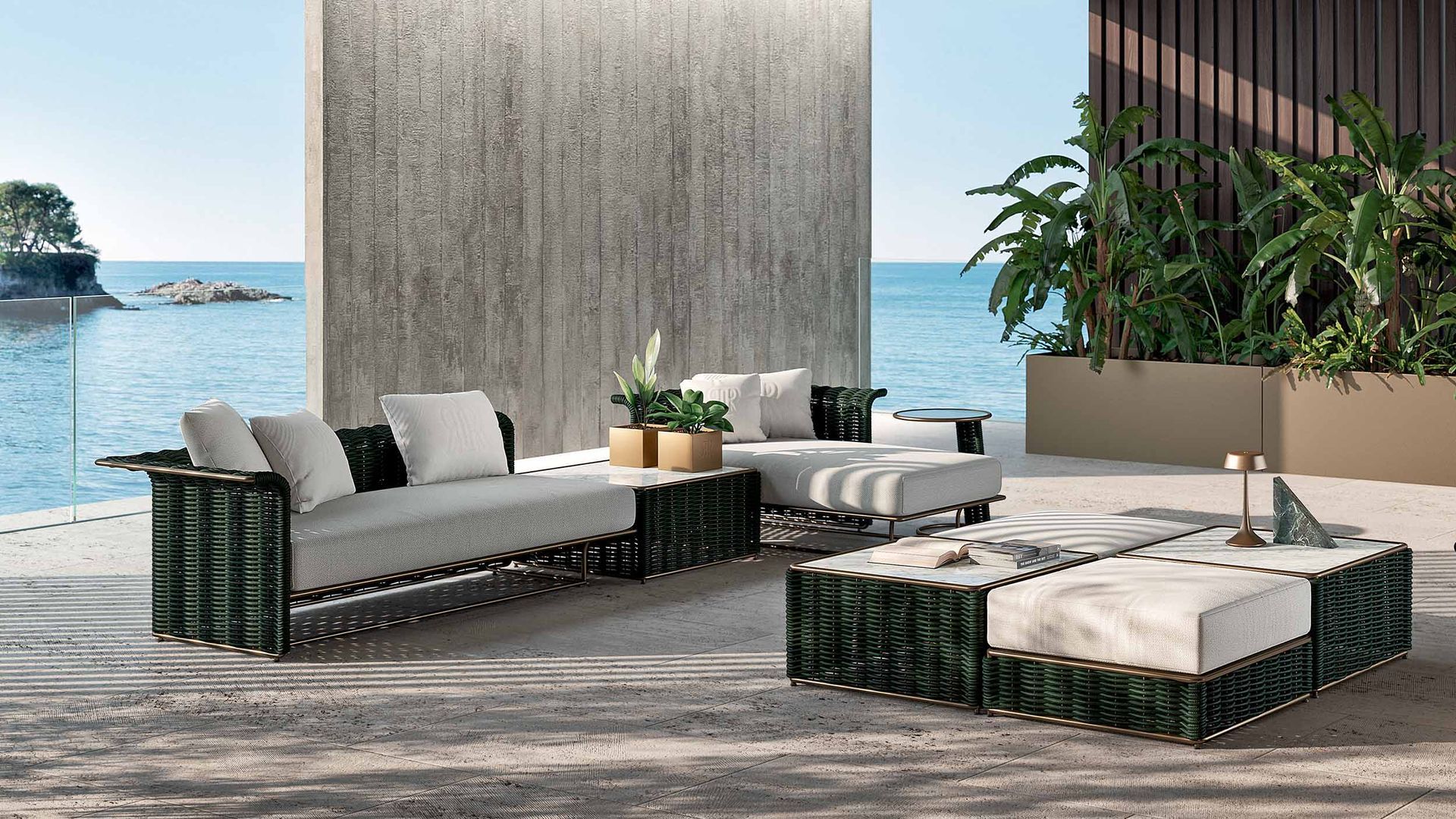 Een terras met een bank, een voetenbankje en een tafel met uitzicht op de oceaan.
