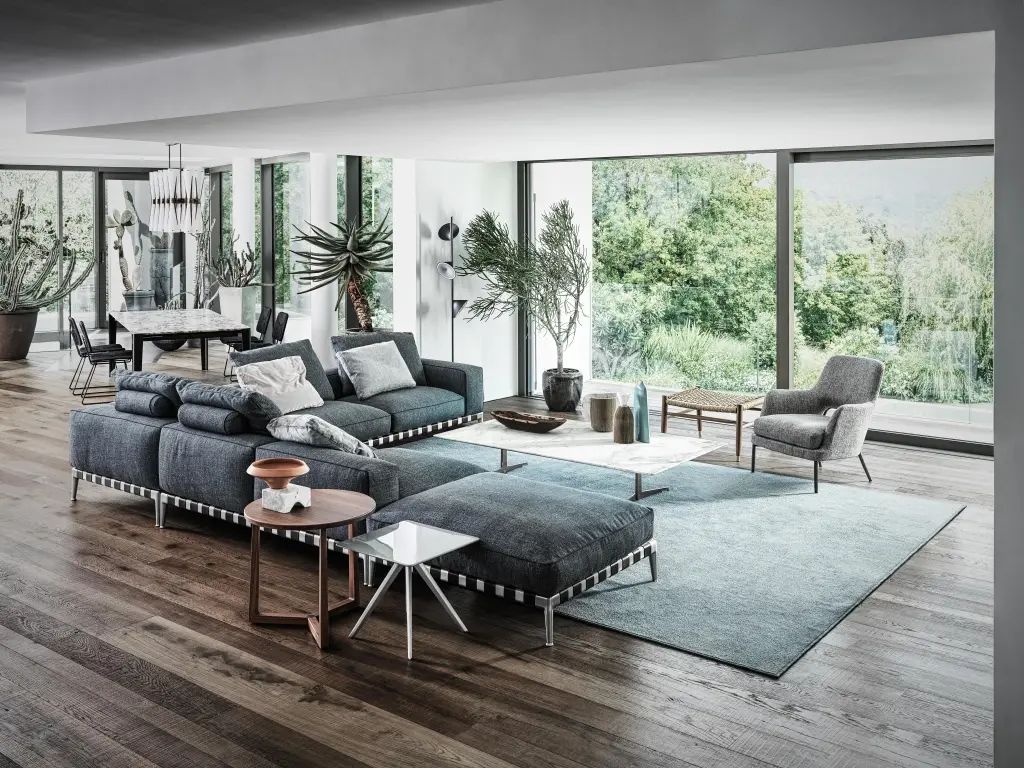 Een woonkamer gevuld met meubels en een groot raam.