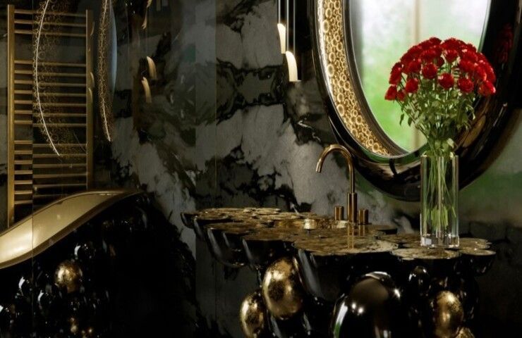 Een badkamer met een wastafel, spiegel en een vaas met bloemen.