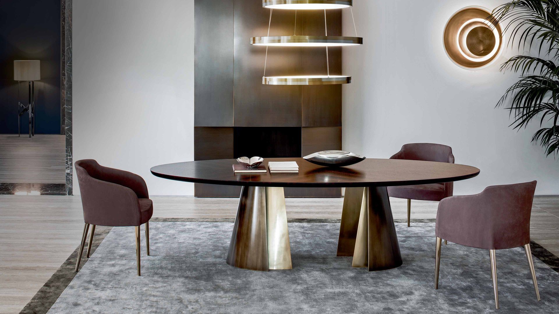 Een eetkamer met een tafel, stoelen en een kleed.