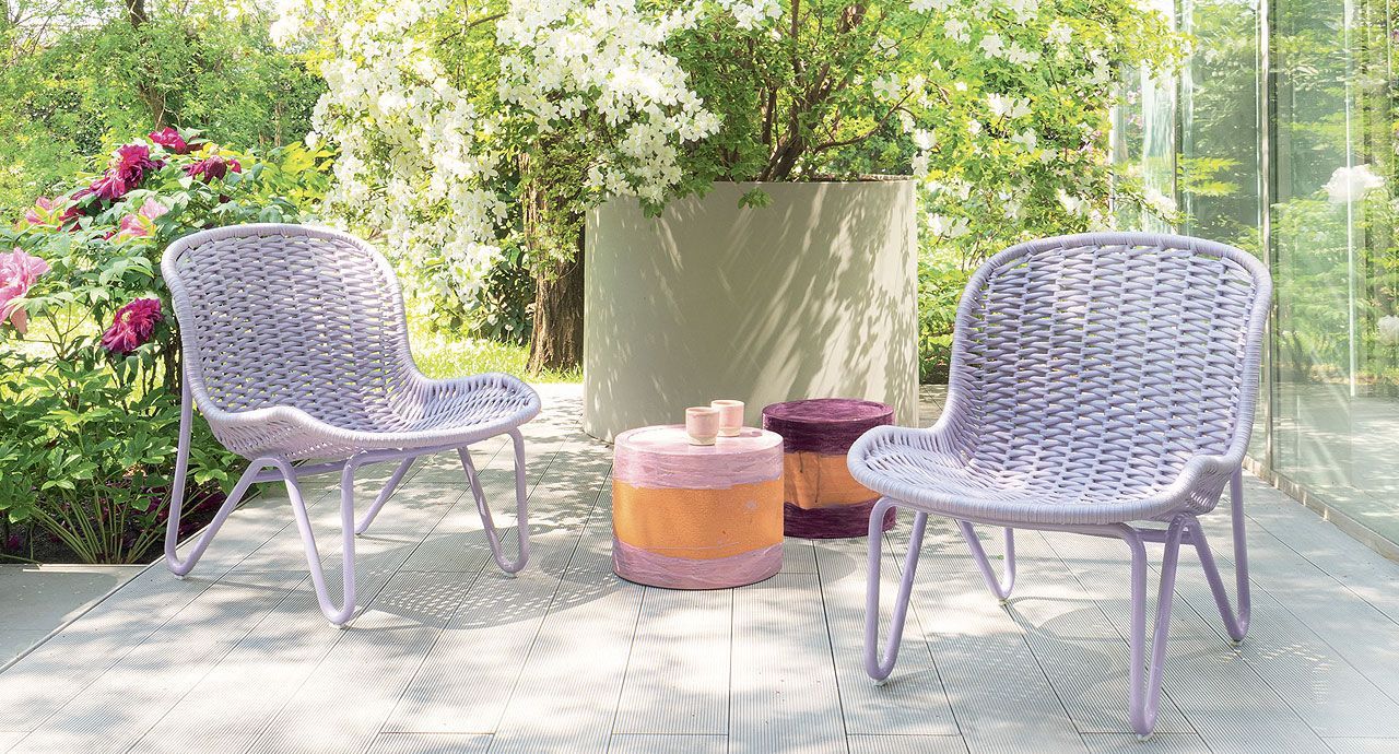 Er staan ​​twee stoelen en een tafel op het terras.