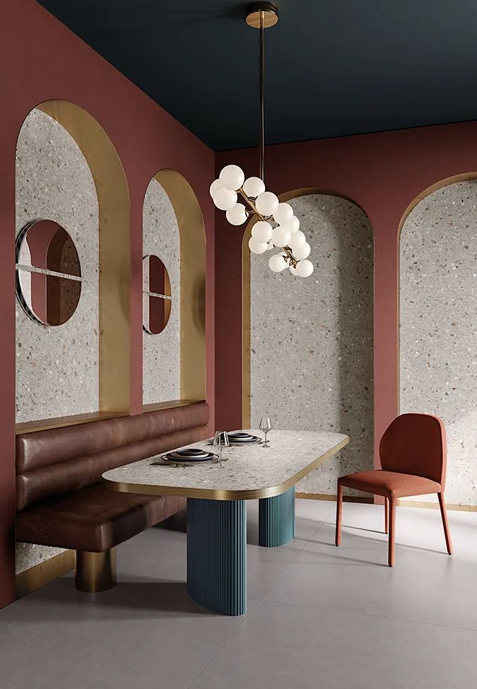 Een eetkamer met een tafel, stoelen en een kroonluchter aan het plafond.