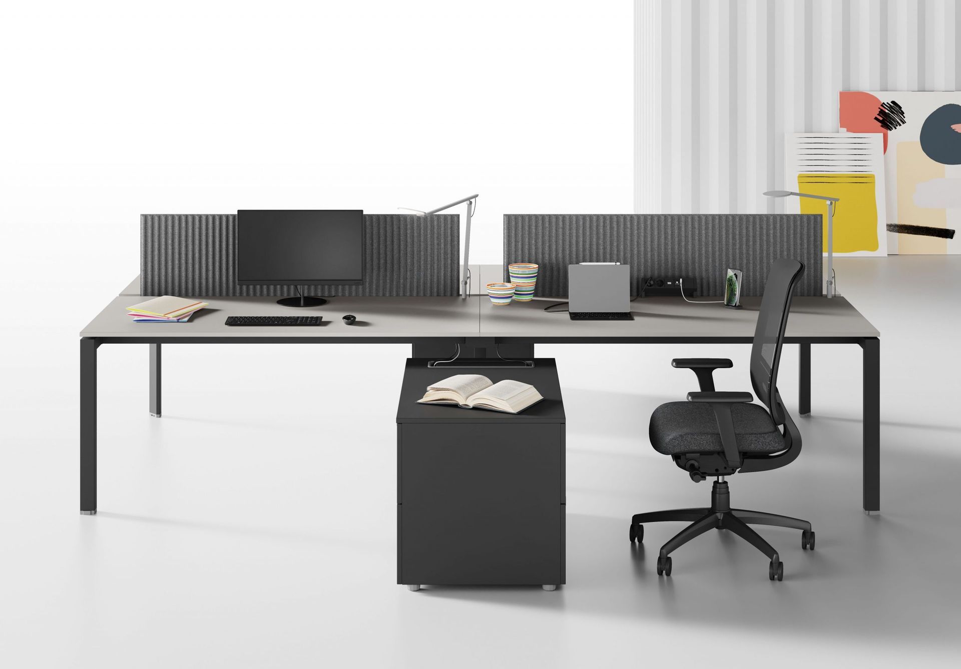 Er staat een bureau met een computer erop en een stoel.
