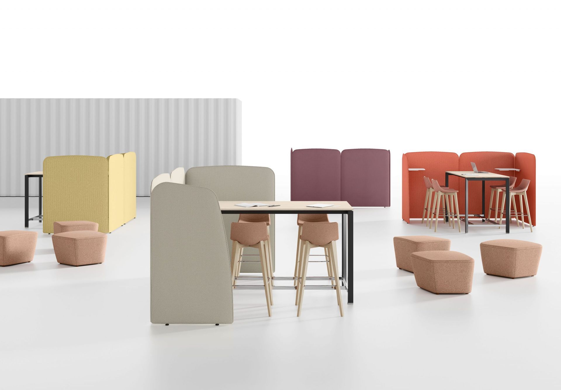 Een kamer met tafels, stoelen en voetenbankjes erin