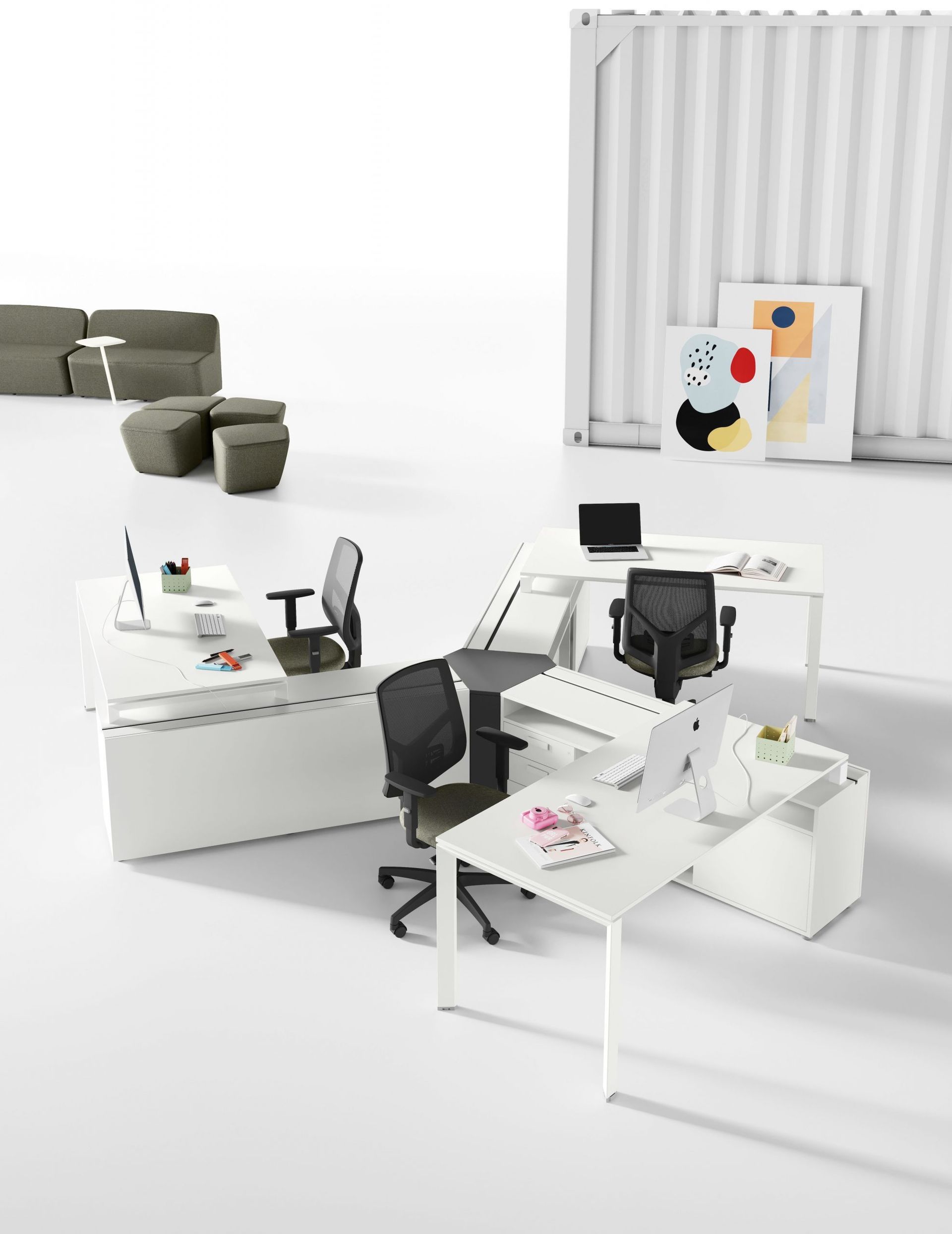 Een kamer met veel witte tafels en stoelen