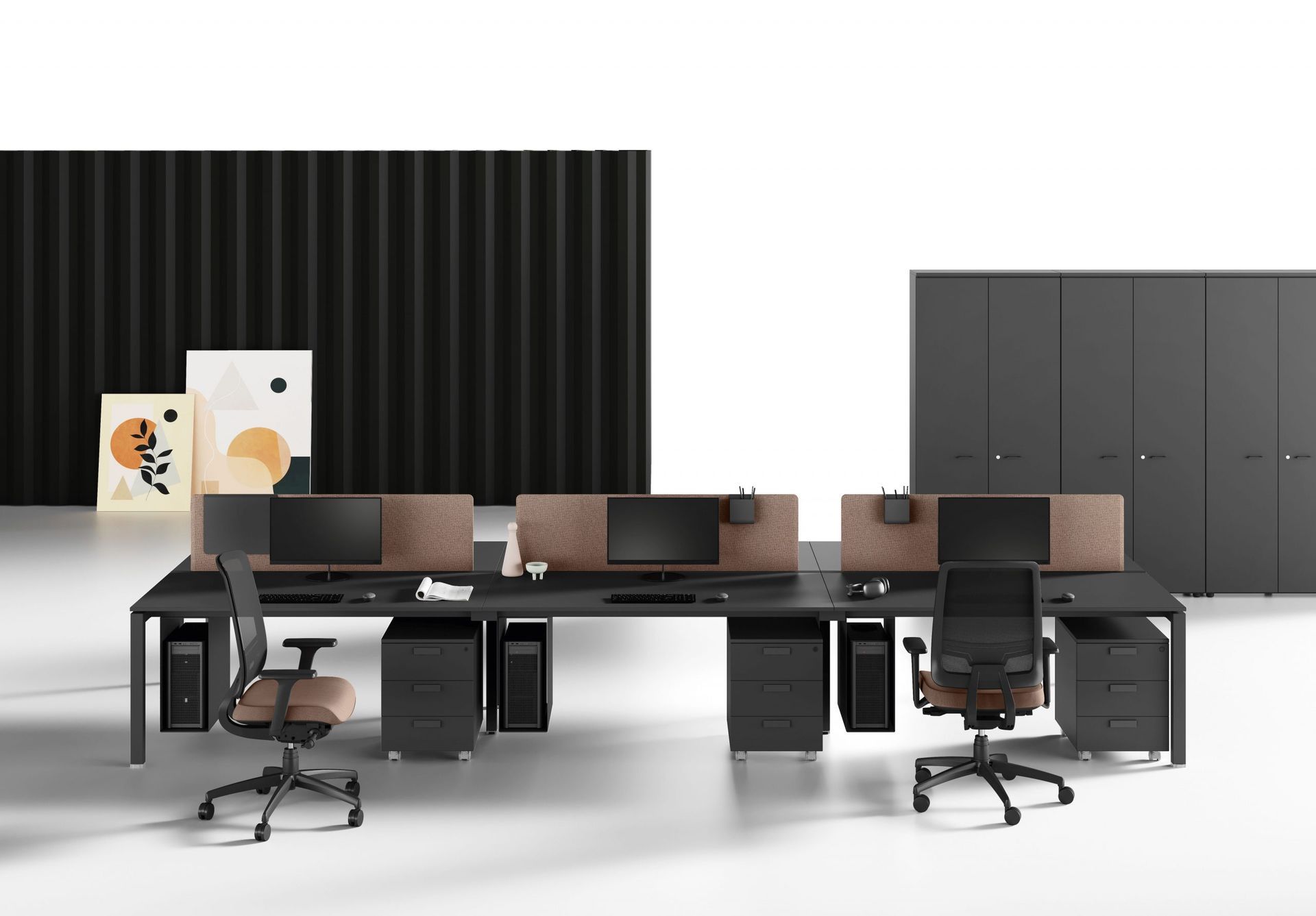 Een rij bureaus met computers en stoelen in een kantoor