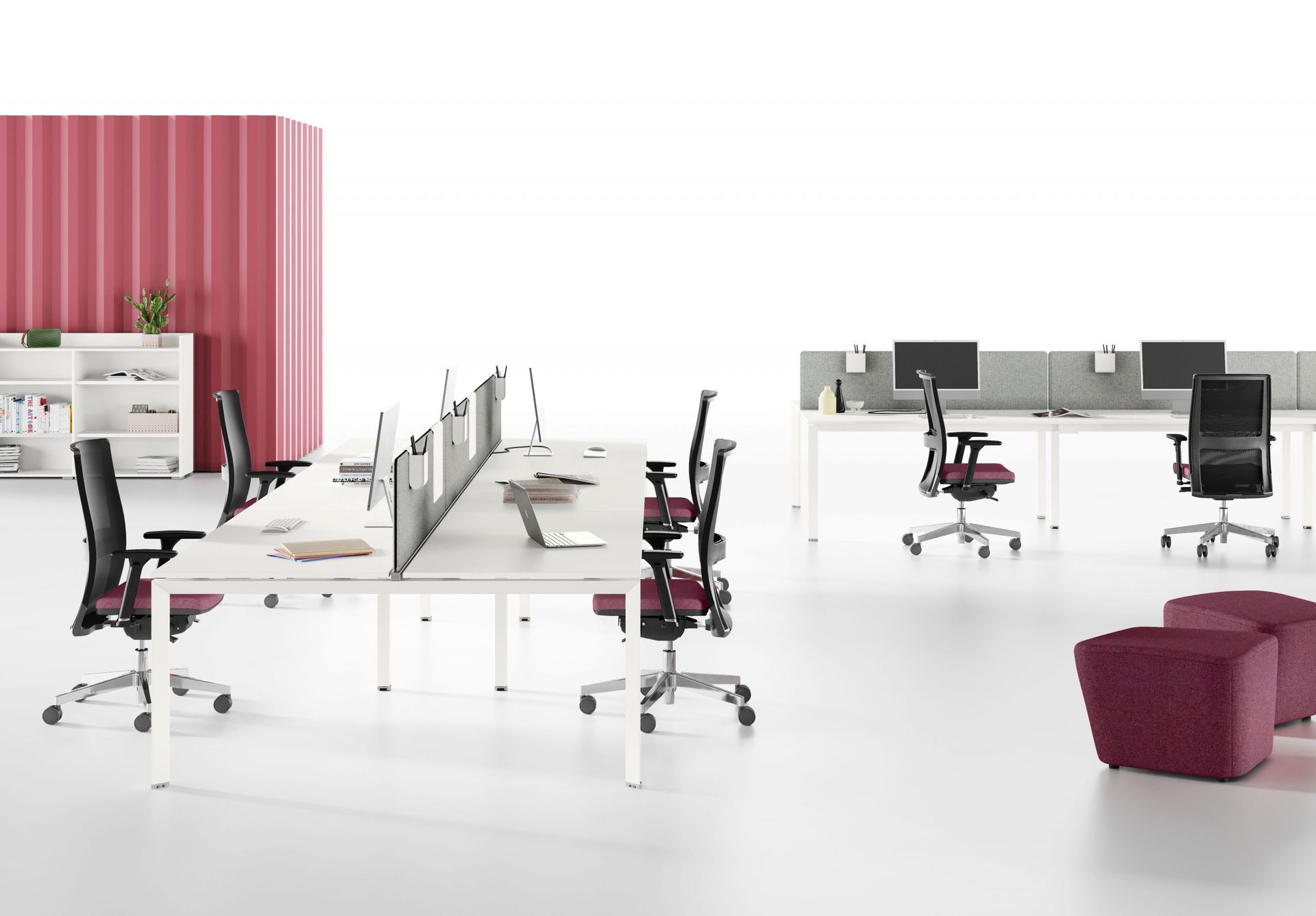 Een kamer met veel bureaus en stoelen