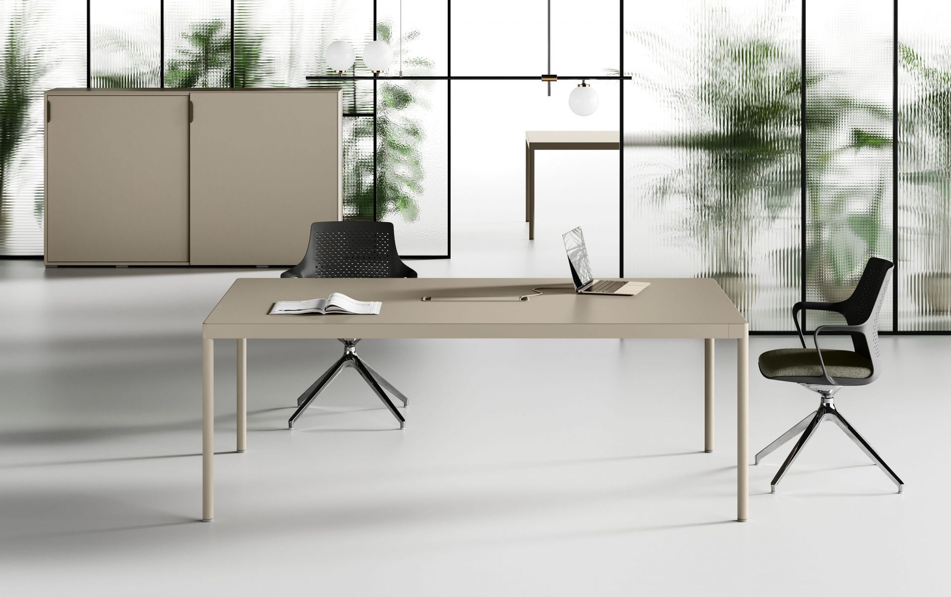 Een bureau met een laptop erop en een stoel in een kantoor.