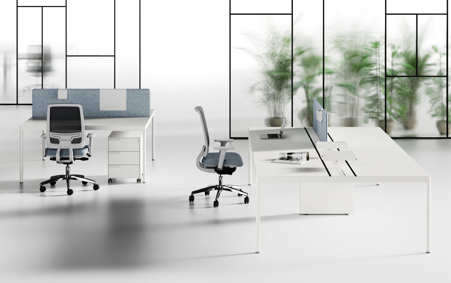 Er staan ​​twee bureaus en twee stoelen op kantoor.