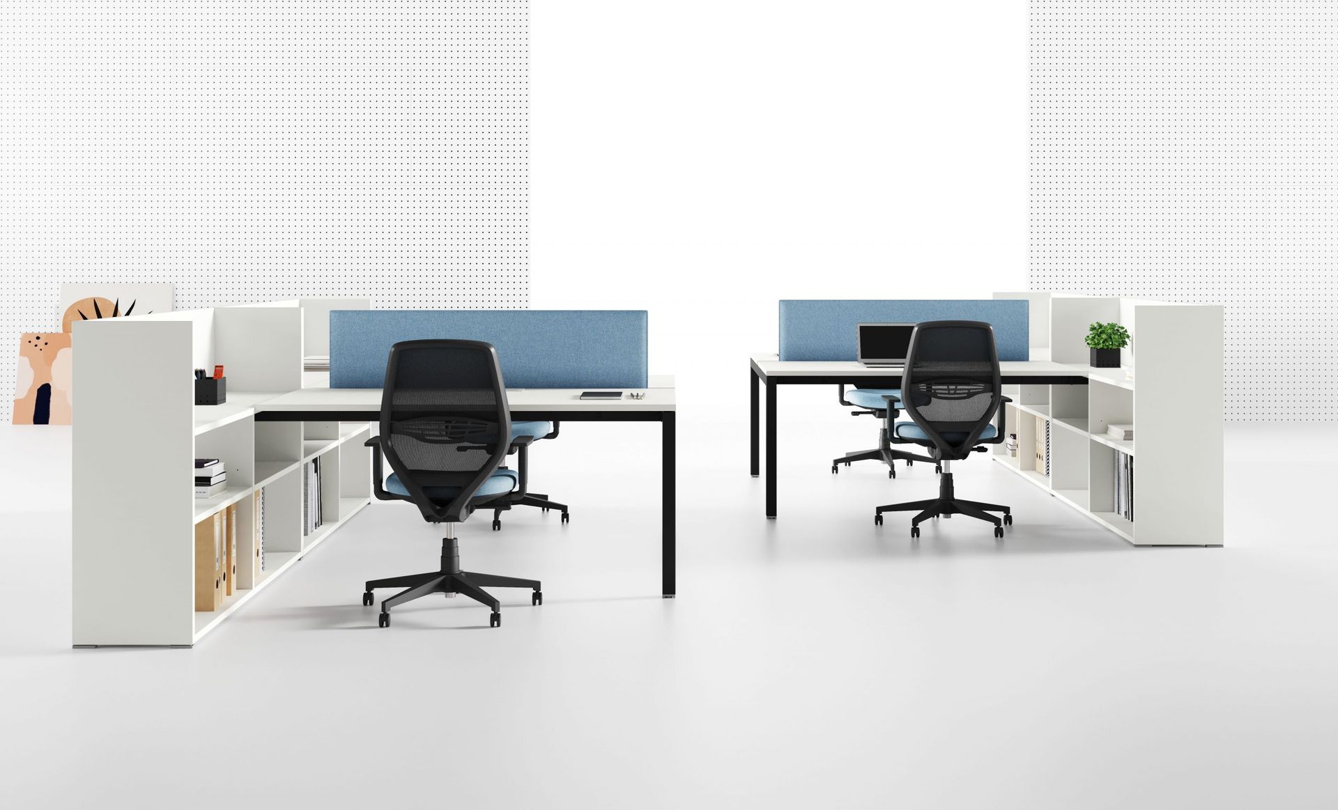 Een rij bureaus met stoelen in een kantoor.