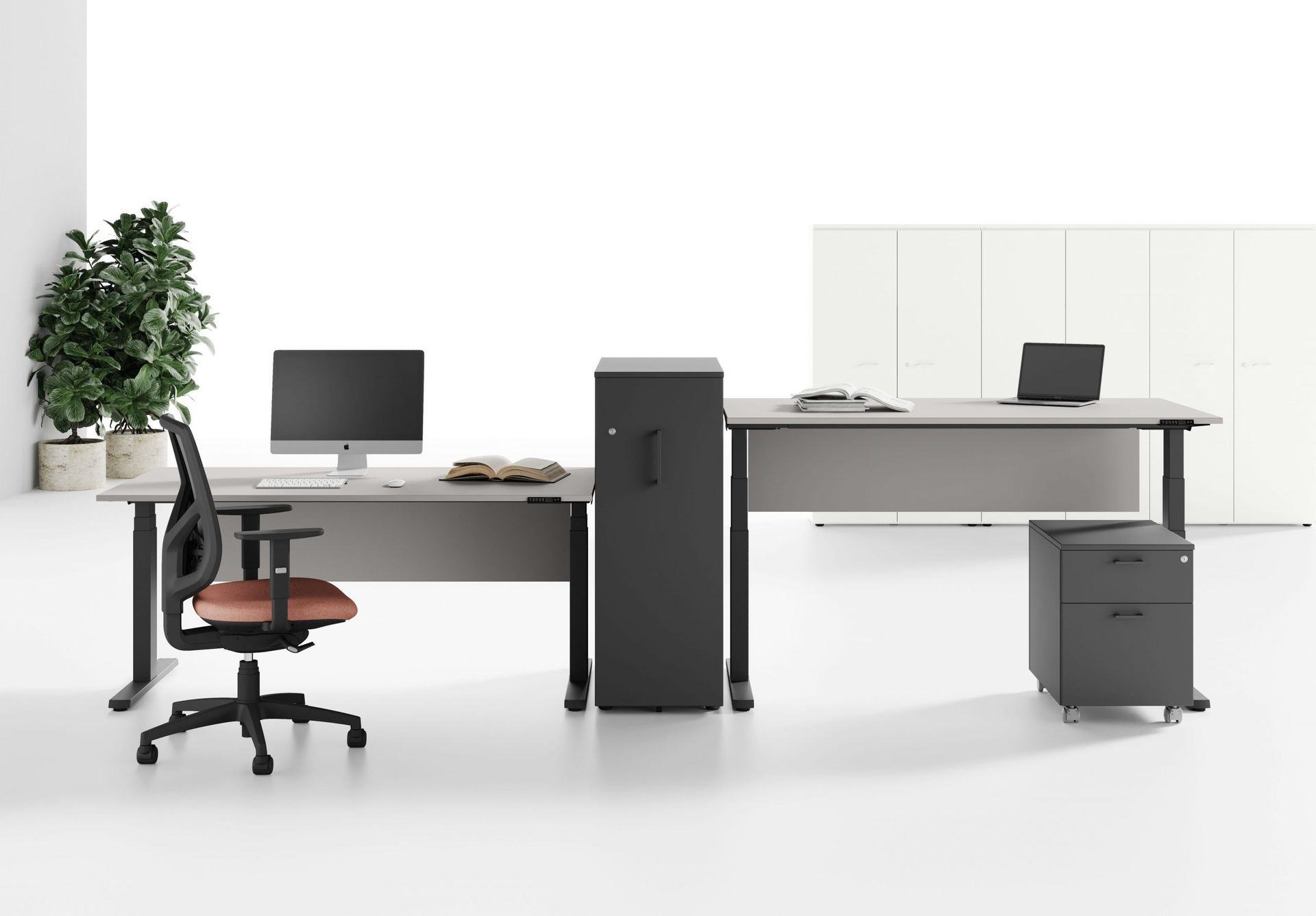 Een bureau met een computer en een stoel in een kantoor