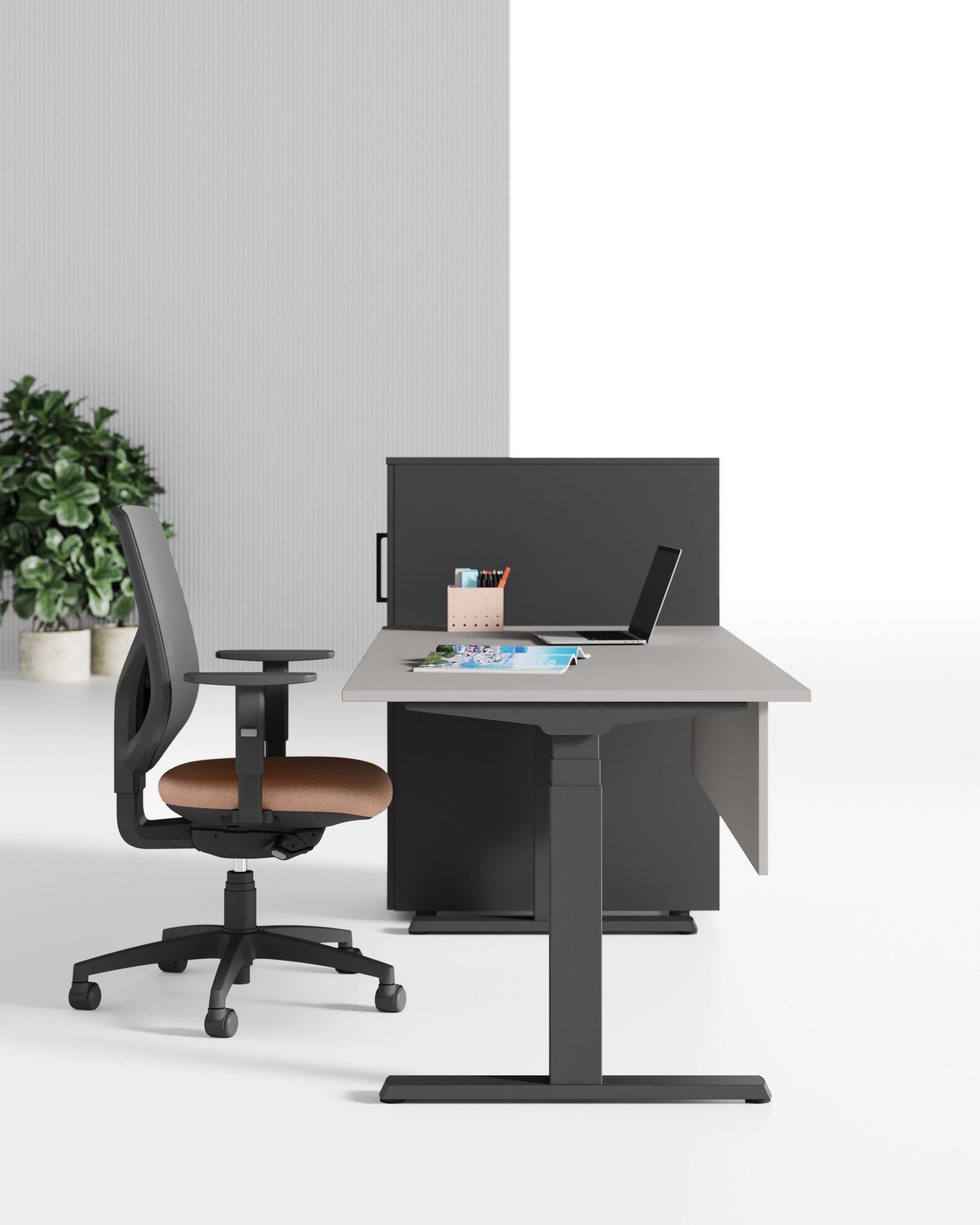 Er staat een stoel naast een bureau met een laptop erop.