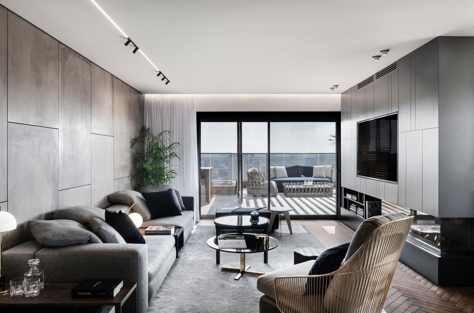 Een woonkamer met een bank, stoel, tafel en televisie
