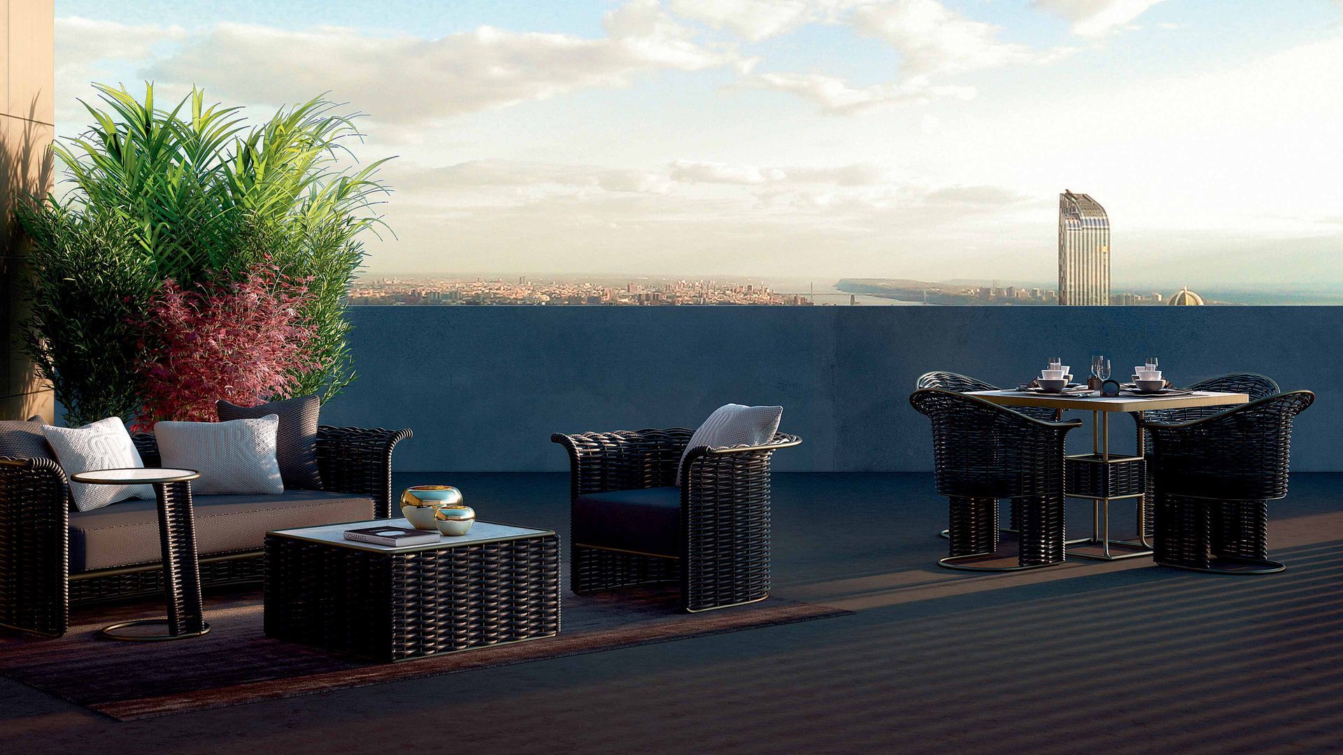 Een terras met een bank, stoelen, tafels en uitzicht op de stad.
