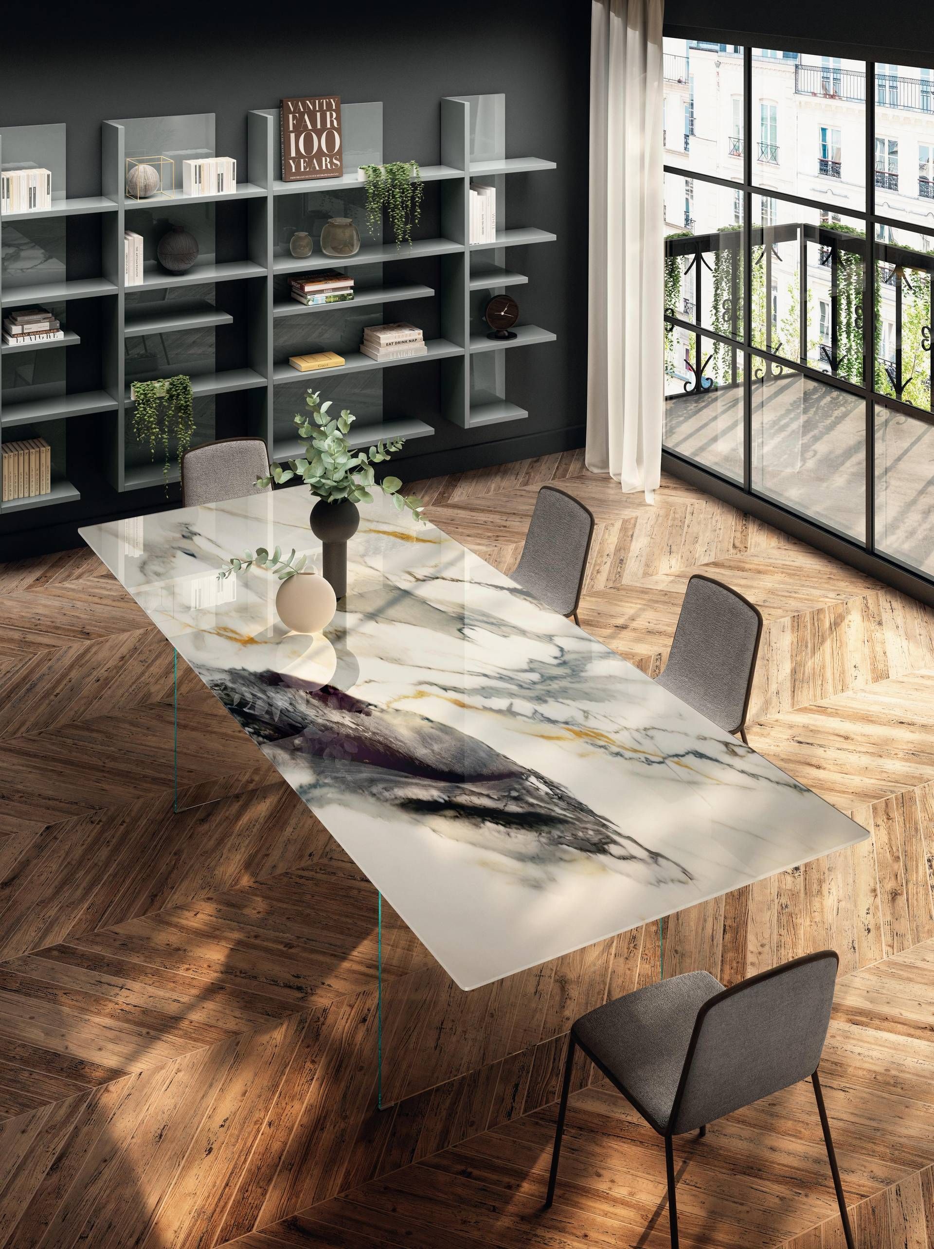 Een eetkamer met een marmeren tafel en stoelen