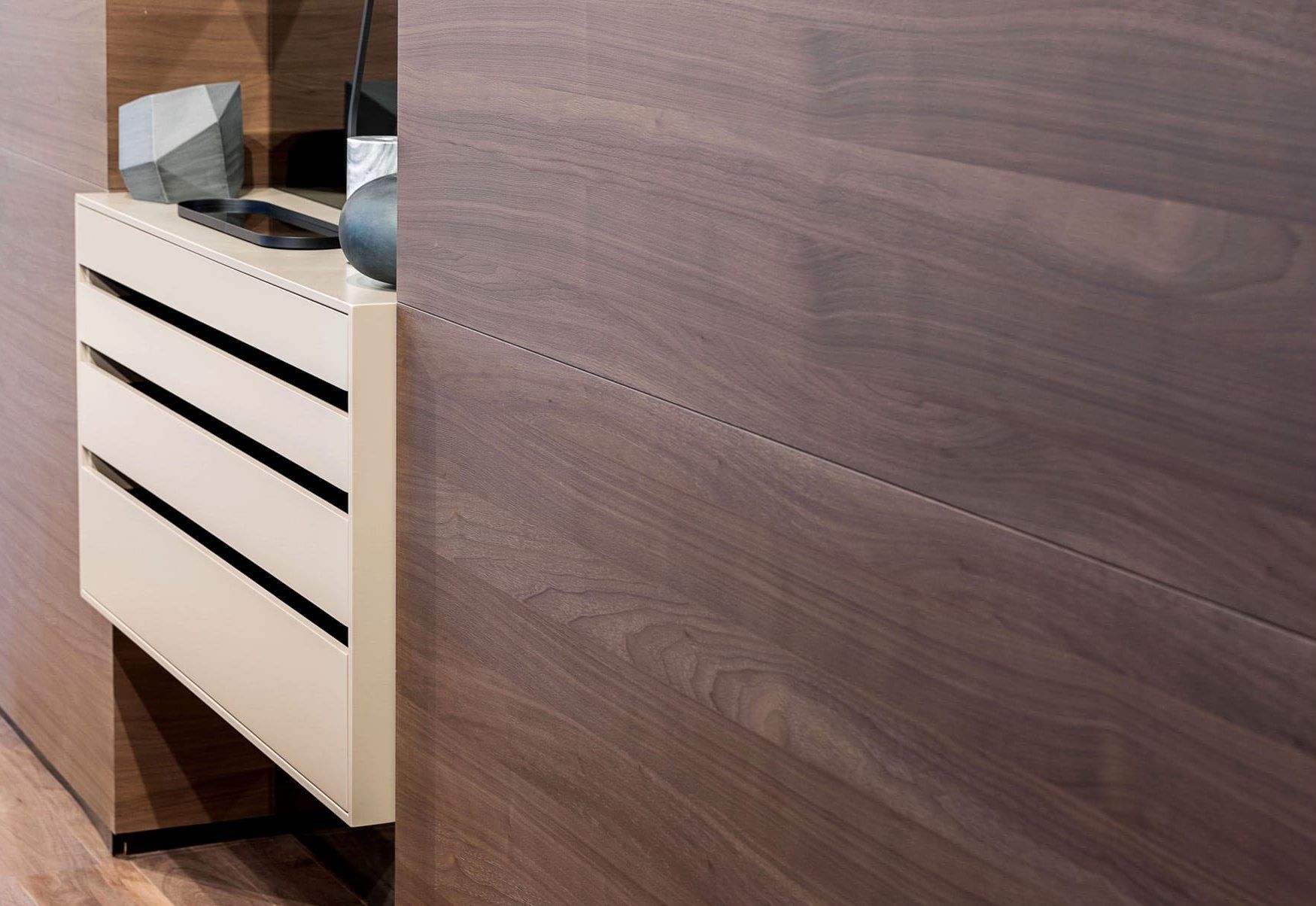 Een houten muur met een ladekast in de hoek