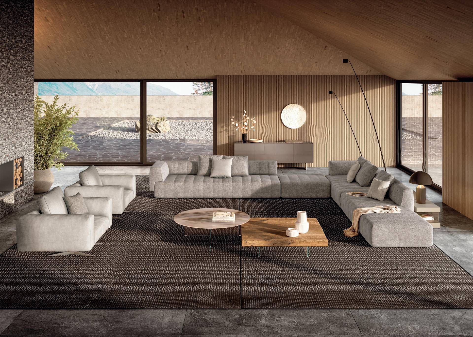 Een woonkamer met veel meubilair en een open haard.
