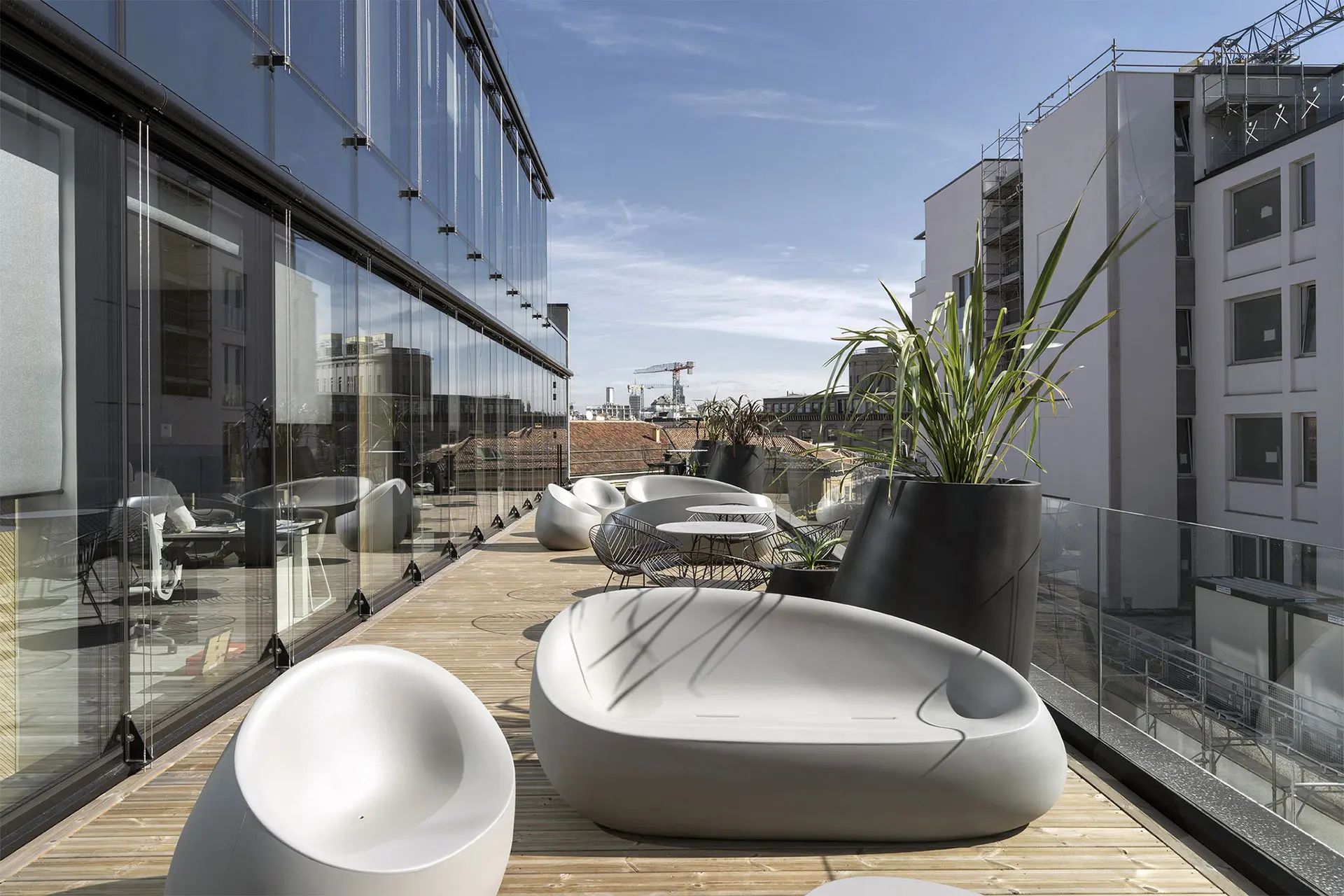 Een balkon met een bank en stoelen erop
