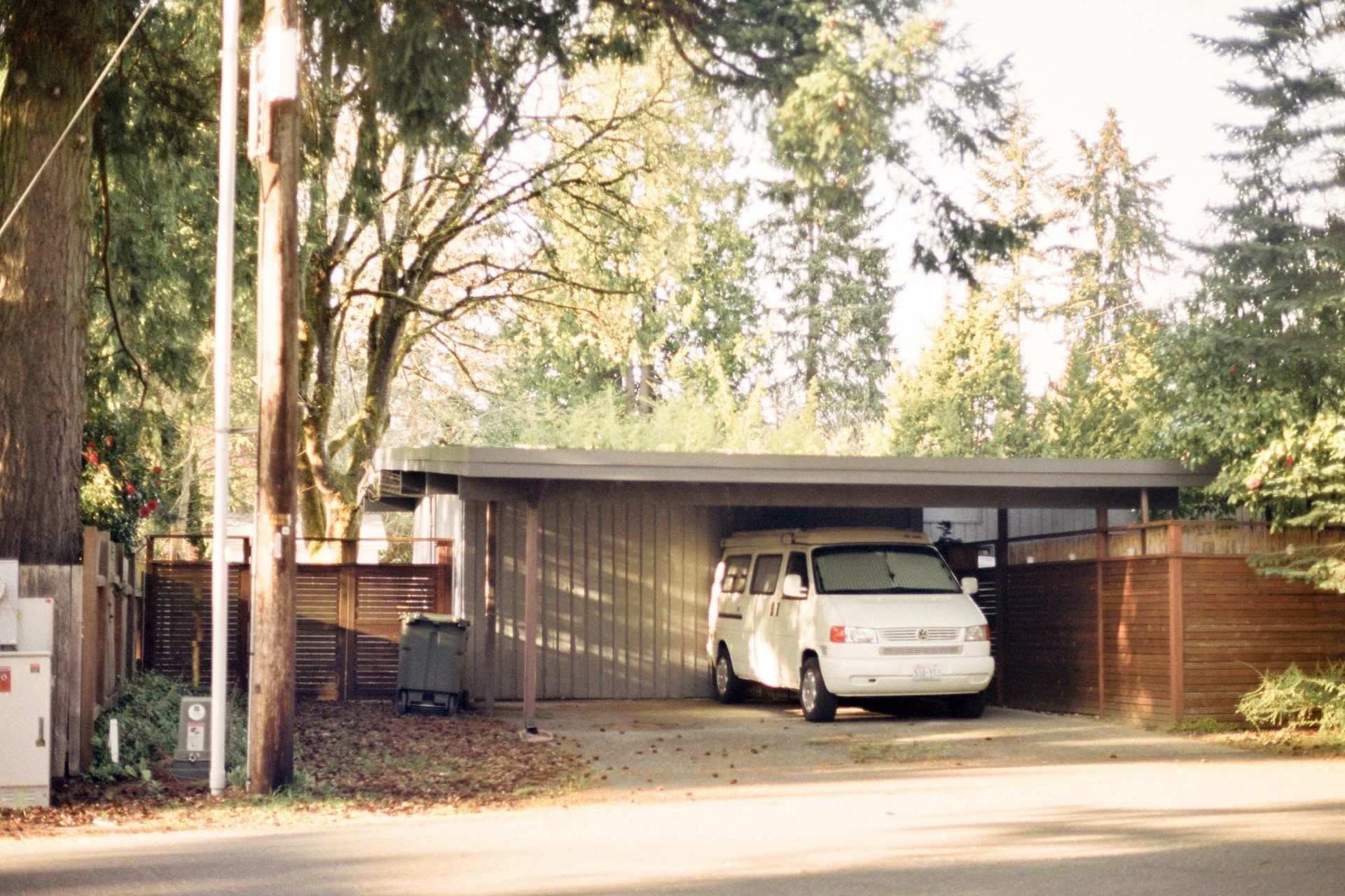 Garage med plads til bil og redskaber