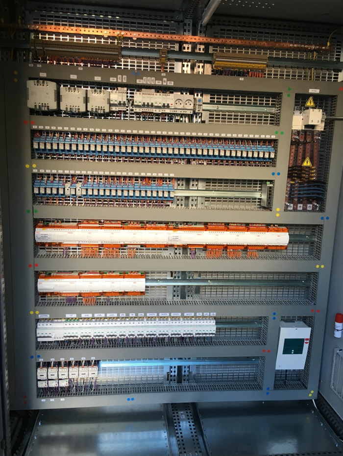 Une porte vitrée dans un immeuble avec un ascenseur en arrière-plan.