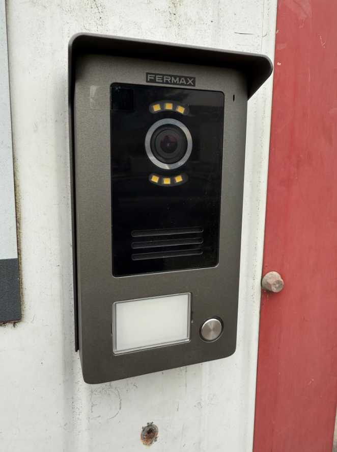 Une télévision est accrochée sur un mur à côté d'une fenêtre.
