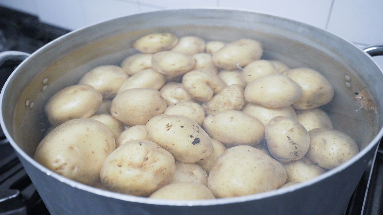 Pentola di patate che cuoce a vapore sul fornello.