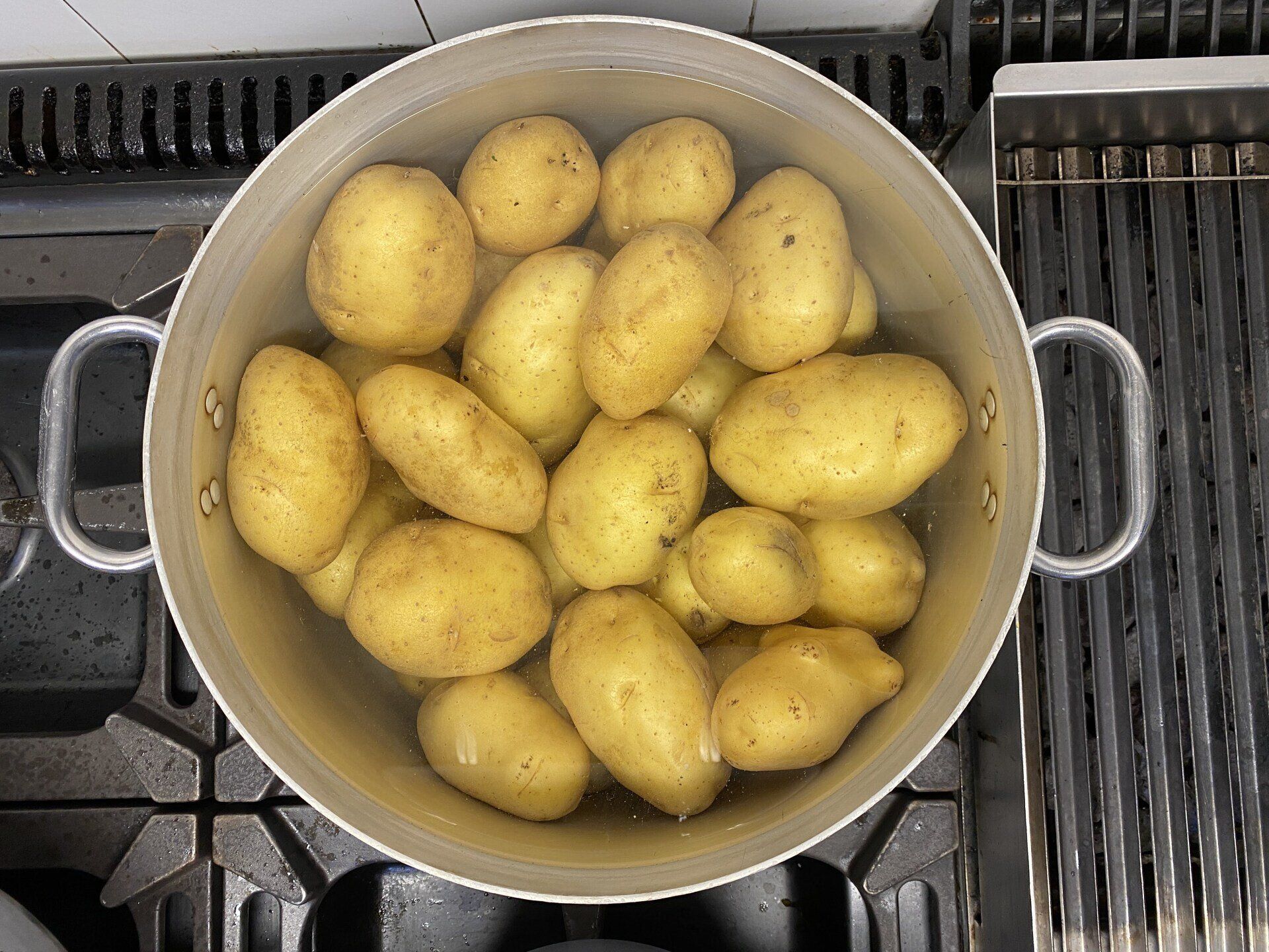 Pentola di patate gialle sul fornello.