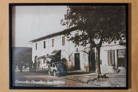 Foto incorniciata in bianco e nero dell'edificio