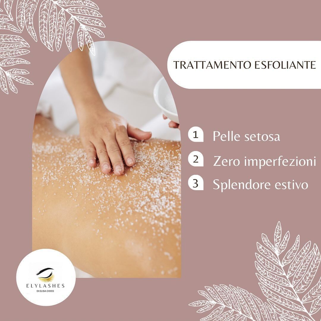 Pubblicità di un trattamento esfoliante per la cura della pelle: le mani si strofinano sulla schiena con uno scrub corpo, design floreale rosa, testo “Trattamento esfoliante”