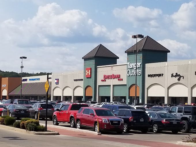 A lot of cars are parked in front of a taco bell store