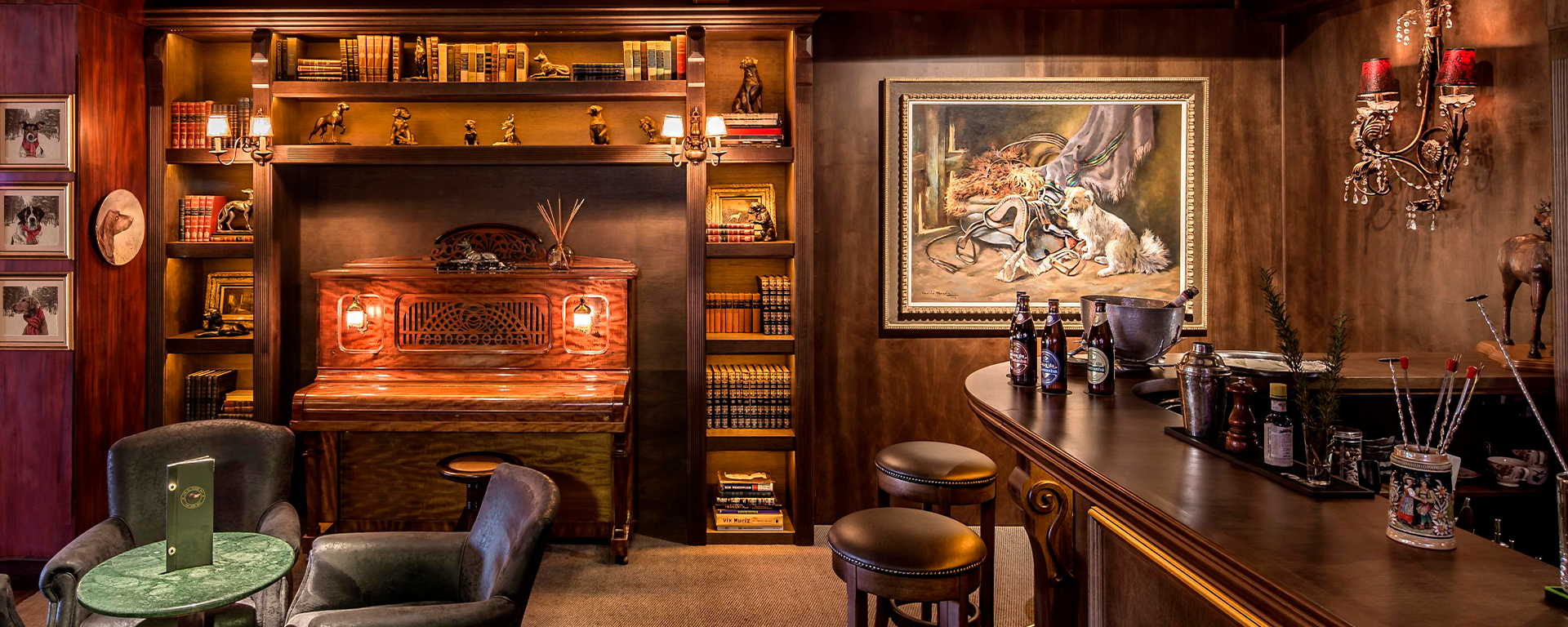 Bar aconchegante com estilo vintage, lareira, prateleiras de garrafas, balcões de madeira escura e iluminação âmbar quente.