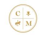 Monograma circular dourado com as letras C e M e uma pequena flor-de-lis, dividido em quatro quadrantes.