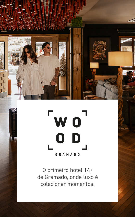 Pôster promocional em um interior luxuoso com um casal e o logotipo da marca WOOD.