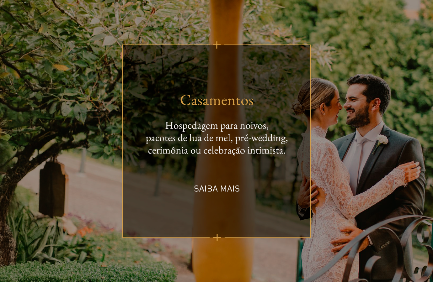Convite de casamento com um casal se abraçando em um jardim, sobreposto com texto e um painel central emoldurado em dourado.