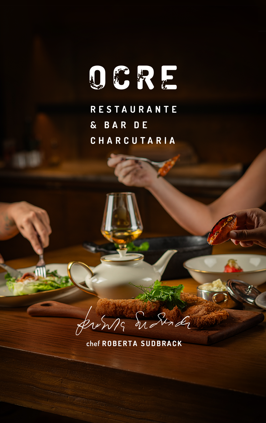Anúncio de restaurante e charcutaria com aperitivos empratados, mãos servindo comida e uma bebida sobre uma mesa escura.