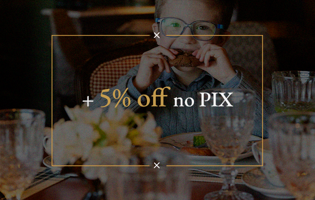 Banner promocional com criança à mesa e texto “+5% de desconto sem PIX” em moldura dourada.