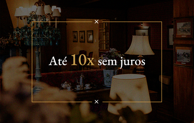 Promoção em ambiente rústico: “Até 10x sem juros” sobre fundo de sala com luminárias e móveis antigos
